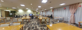 介護施設の明るい居間空間