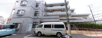 介護施設の建物と通り