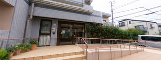 介護施設の外観と入口