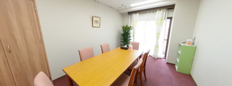 施設の明るい会議室