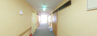 介護施設内の広々とした廊下