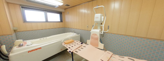 介護施設の浴室とリフト