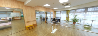 広々と明るい施設の一角