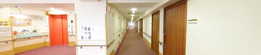 ケア施設内の清潔な廊下