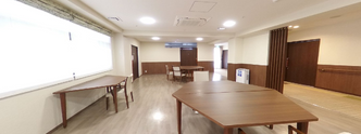 広々とした介護施設の食堂
