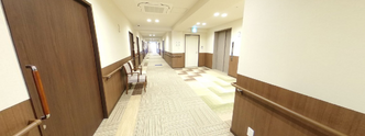 施設内の長い廊下
