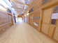 温かみのある施設内廊下