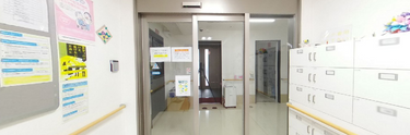 介護施設の入口と情報掲示所