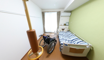 介護施設の居室内部と廊下