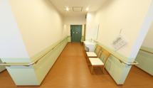 施設内の明るい廊下