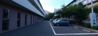 モダンなデザインの施設外観