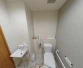 介護施設内の清潔なトイレ設備