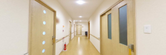 広々とした介護施設の廊下