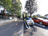 広々とした駐車場施設外観