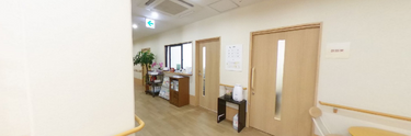 共用スペースの明るい内装