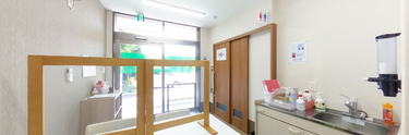 介護施設の明るい共有スペース