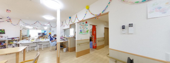 快適な介護施設の居間風景