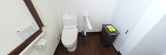 福祉施設のトイレ設備と廊下