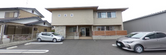清潔感のある施設外観と駐車スペース
