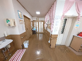 広々とした明るい廊下空間