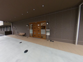 明るいエントランスでのお迎え