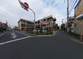 街中の明るい施設外観