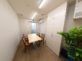 清潔で広々とした休憩室