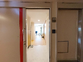 広々とした廊下と出入口