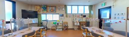 施設内の食堂と作業スペース