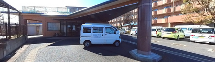 介護施設の正面入口と周辺環境
