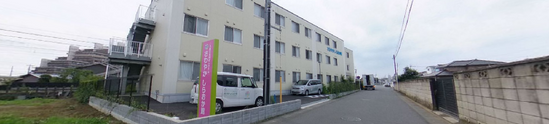 介護施設外観とその周辺の風景