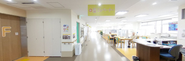綺麗で広い介護施設内の通路
