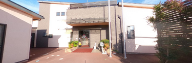 施設の外観と周囲