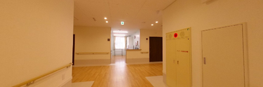 施設内部の廊下の光景