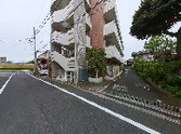 落ち着いた住宅街の施設前