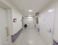 介護施設の明るい廊下の内観