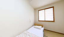 介護施設の居室の畳とベッド
