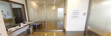 広々とした清潔な受付エリア
