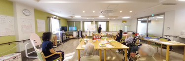 介護施設のスタッフと入居者の日常