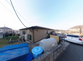 静かな住宅街の通り風景