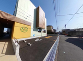 街中に位置するモダンな介護施設