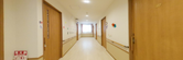 職場の明るい廊下