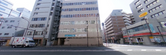 白とベージュの介護施設の建物