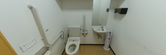 ケア施設のトイレと廊下