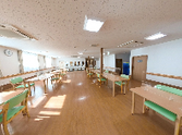 清潔感ある広い食堂の職場