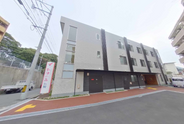 介護施設の外観と駐車場