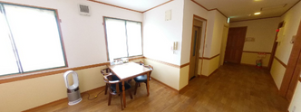 温かみのある施設内の風景