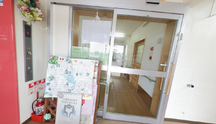 エントランスホールと掲示板