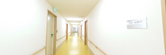 施設の広々とした廊下