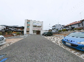 明るい住宅街に位置する建物